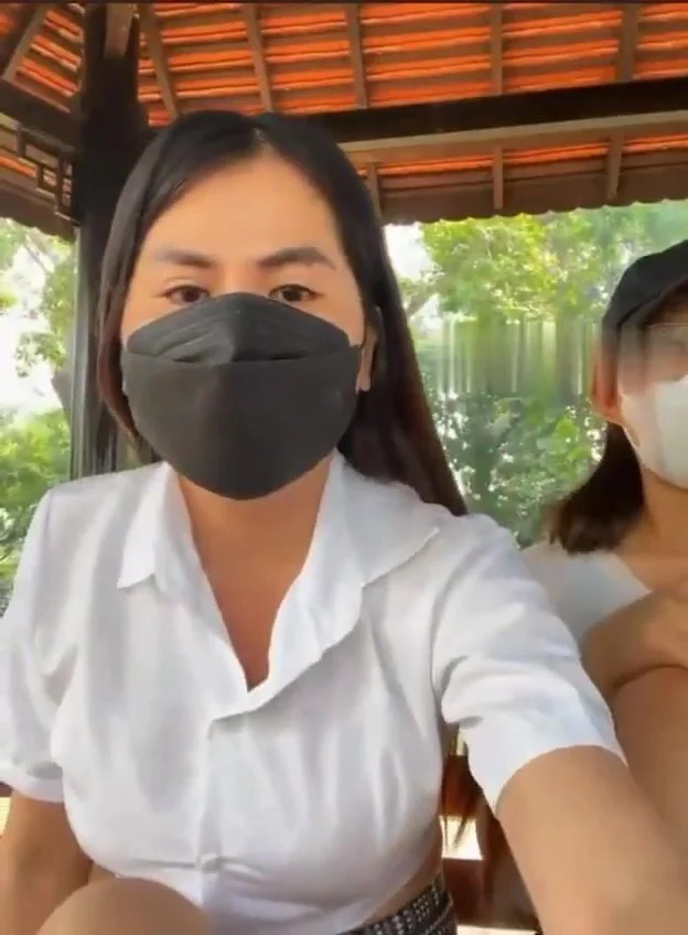 2 chị em n.ứng lol lắm rồi